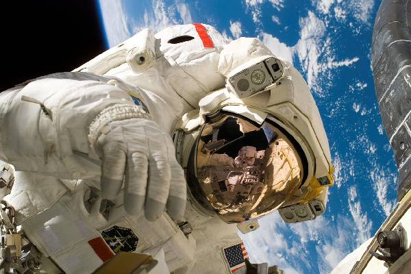 交易将至，Shams：特雷-杨团队正在和老鹰商讨交易事宜