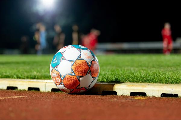 跟队：内部人士透露，阿莫林私下会面时曾承诺会做出战术调整