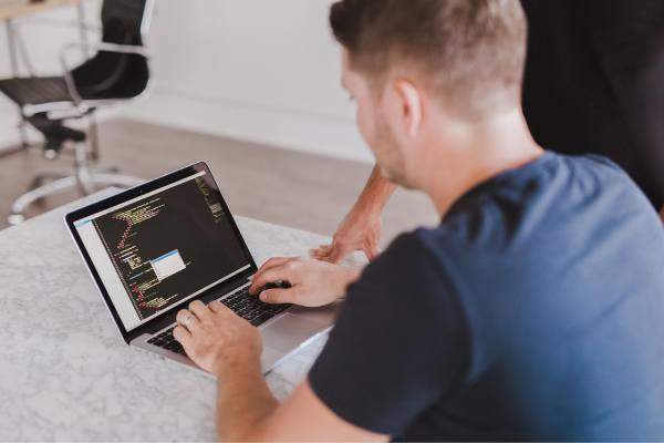 余承东到访广汽集团交流共建鸿蒙生态；雷军回应“丢轮保车”